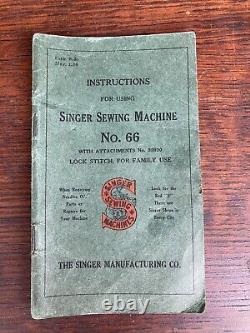 Machine à coudre à pédale Singer antique de 1919 dans un meuble en bois modèle Red Eye 66.