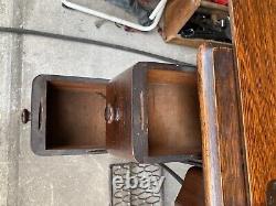 Machine à coudre à pédale Singer antique de 1919 dans un meuble en bois modèle Red Eye 66.