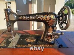 Machine à coudre à pédale Singer de 1901 dans son meuble, accessoires inclus