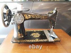 Machine à coudre à pédale Singer de 1901 dans son meuble, accessoires inclus