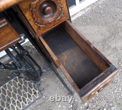 Machine à coudre à pédale Singer de 1910 en bois de chêne, modèle Sphinx