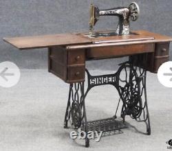 Machine à coudre à pédale Singer de 1917 avec table et tiroirs modèle 66 'Red Eye'