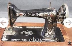 Machine à coudre à pédale Singer de 1917 avec table et tiroirs modèle 66 'Red Eye'