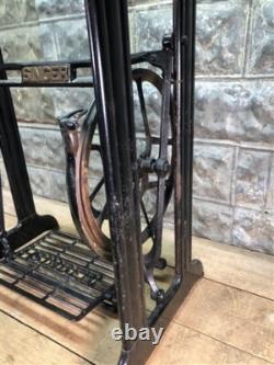 Machine à coudre à pédale, base en fonte, Singer steampunk de l'ère industrielle QL
