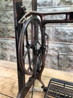 Machine à coudre à pédale, base en fonte, Singer steampunk de l'ère industrielle QL