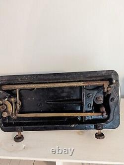Machine à coudre ancienne Singer G0596415 de 1924, modèle à pédale 66-1 'Red Eye' en fonte
