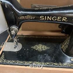 Machine à coudre ancienne Singer Vintage avec boîtier et pédale modèle 66