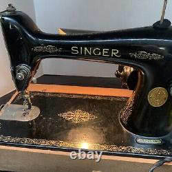 Machine à coudre ancienne Singer Vintage avec boîtier et pédale modèle 66