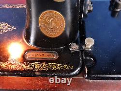 Machine à coudre ancienne de 1926 SINGER No. 99 / BARRE DE CONTRÔLE AU GENOU / Pas de boîtier / Fonctionne