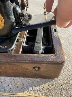 Machine à coudre ancienne de marque Singer avec boîtier en bois sans pédale de pied