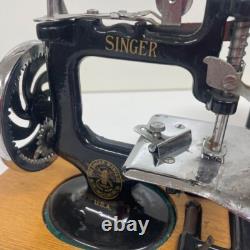 Machine à coudre antique SINGER à manivelle avec couvercle en bois