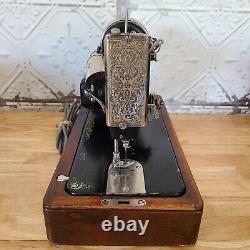 Machine à coudre antique Singer 1923 en or noir ornée, avec un boîtier en bois courbé verrouillable + clé