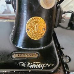 Machine à coudre antique Singer 1923 en or noir ornée, avec un boîtier en bois courbé verrouillable + clé