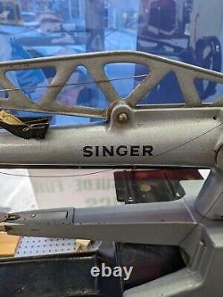 Machine à coudre antique Singer 29k72 pour le cuir et les tissus avec table de base