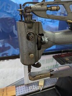 Machine à coudre antique Singer 29k72 pour le cuir et les tissus avec table de base