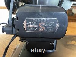 Machine à coudre antique Singer 306M