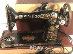 Machine à coudre antique Singer 66 avec œil rouge, pédale robuste, boîtier électrique. Fonctionne aux États-Unis.