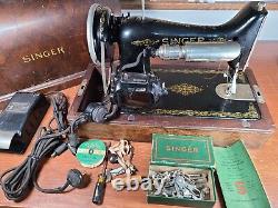 Machine à coudre antique Singer 99-13 de 1925 avec étui, livre, pièces supplémentaires et pied de levier