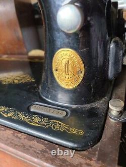 Machine à coudre antique Singer 99-13 de 1925 avec étui, livre, pièces supplémentaires et pied de levier