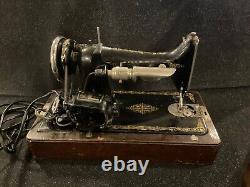 Machine à coudre antique Singer 99K de 1923 avec boîtier en bois cintré, levier de pédale de genou et pièces