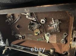 Machine à coudre antique Singer 99K de 1923 avec boîtier en bois cintré, levier de pédale de genou et pièces