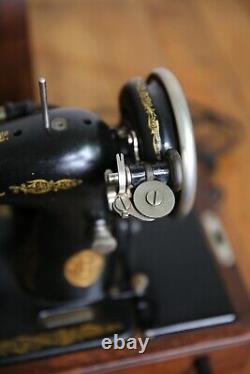 Machine à coudre antique Singer avec levier de genou, manivelle, boîtier en bois FONCTIONNE