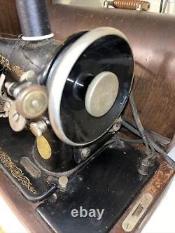 Machine à coudre antique Singer de 1929 avec boîtier en bois, États-Unis