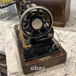 Machine à coudre antique vintage Singer modèle 128 avec étui, la lumière fonctionne