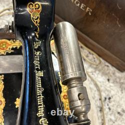 Machine à coudre antique vintage Singer modèle 128 avec étui, la lumière fonctionne