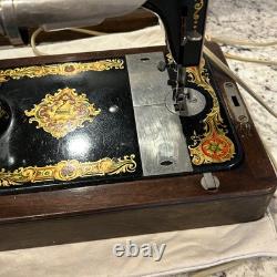 Machine à coudre antique vintage Singer modèle 128 avec étui, la lumière fonctionne