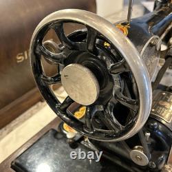 Machine à coudre antique vintage Singer modèle 128 avec étui, la lumière fonctionne