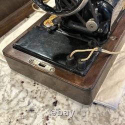 Machine à coudre antique vintage Singer modèle 128 avec étui, la lumière fonctionne