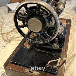 Machine à coudre antique vintage Singer modèle 128 avec étui, la lumière fonctionne