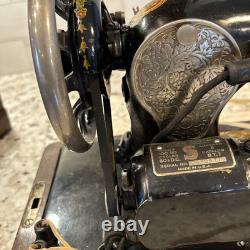 Machine à coudre antique vintage Singer modèle 128 avec étui, la lumière fonctionne