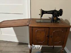 Machine à coudre chanteuse de 1934 dans un meuble en bois