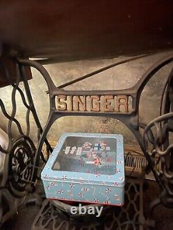 Machine à coudre chanteuse vintage antique