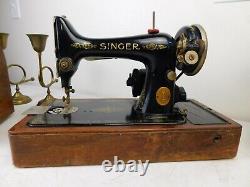 Machine à coudre électrifiée Singer 99 en fer antique de 1930 avec boîtier en bois, clé et accessoires