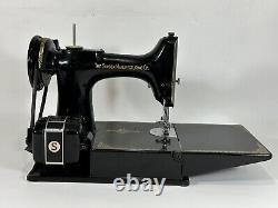 Machine à coudre électrique portable Singer 221 Featherweight de 1951 dans son étui vintage