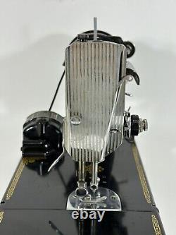 Machine à coudre électrique portable Singer 221 Featherweight de 1951 dans son étui vintage