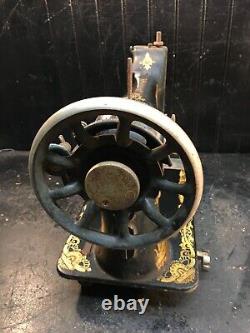 Machine à coudre en fonte de la marque SINGER des années 1900, ancienne et vintage, tête seule, style égyptien.