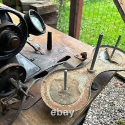 Machine à coudre industrielle Singer antique, modèle No. 31-15, avec table en bois et pédale.