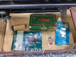 Machine à coudre portable SINGER modèle 99K de 1952 avec accessoires + pédale fonctionne bien