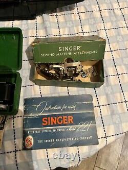 Machine à coudre portable Singer de collection de 1954, modèle 221