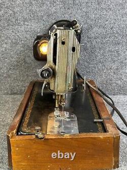 Machine à coudre portable Singer modèle 15-91 de 1952 avec pédale entièrement fonctionnelle