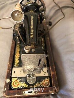 Machine à coudre portable Vintage SINGER modèle 128-13 dans un étui en bois.