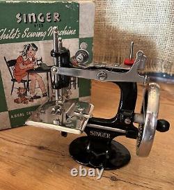 Machine à coudre pour enfant Antique Singer Model 20 Sewhandy de la marque Singer des années 1900 avec boîte