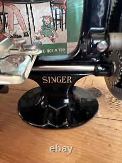 Machine à coudre pour enfant Antique Singer Model 20 Sewhandy de la marque Singer des années 1900 avec boîte