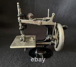 Machine à coudre pour enfant SINGER SEWHANDY des années 1930 de style vintage