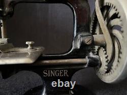 Machine à coudre pour enfant SINGER SEWHANDY des années 1930 de style vintage