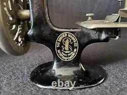 Machine à coudre pour enfant SINGER SEWHANDY des années 1930 de style vintage